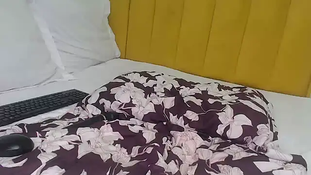 Bella_2025 webcam