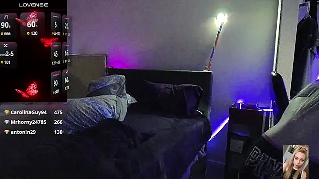 Blondiewithanass webcam