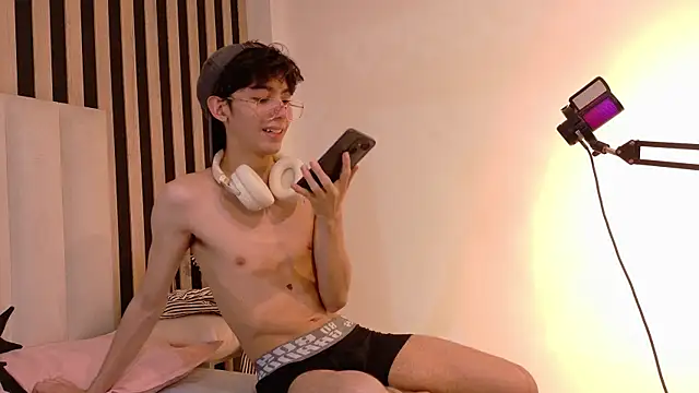 Twink_Sebas7 live cam on StripChat