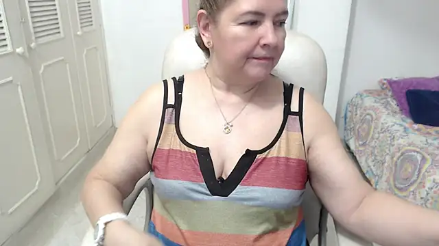 leonela_69 live cam on StripChat