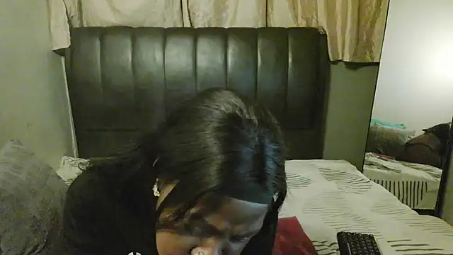 TALLHORNYBEARXO live cam on StripChat