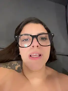 lilylovelesss live cam on StripChat