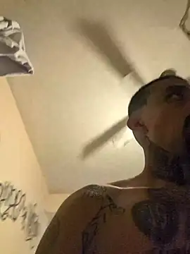 Cnutt310 live cam on StripChat
