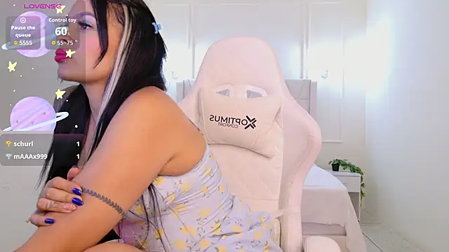 Rileywomms live cam on StripChat