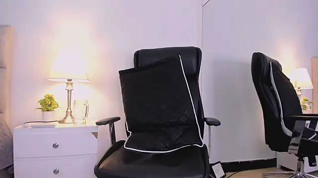 Chriss_Diamond live cam on StripChat