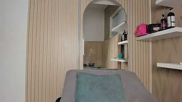 NhoanBrunette webcam