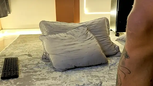LeoTease webcam