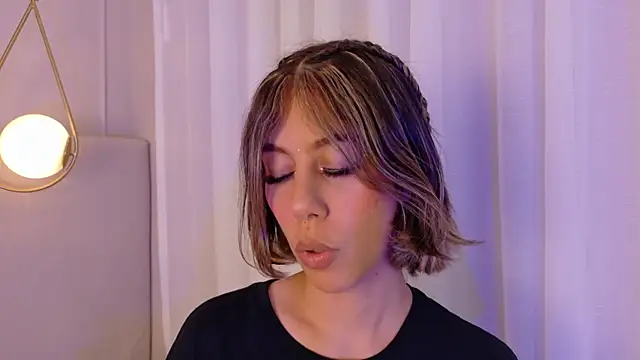 ZoeyPetit live cam on StripChat