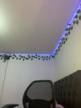 whitegirl0122 webcam