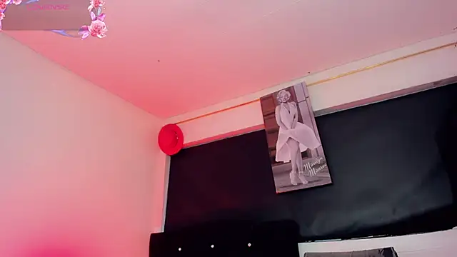 Kendall_hornyy live cam on StripChat