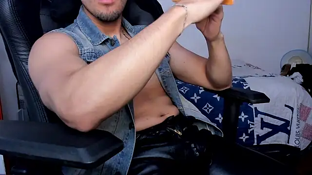 Tommy_Bred live cam on StripChat