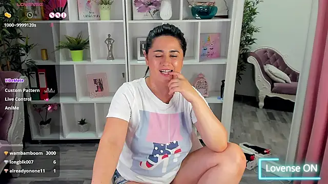 EmaBrownie live cam on StripChat