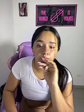 Luciaparker03 live cam on StripChat