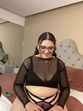 AlmaraRouge live cam on StripChat