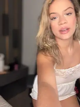 Alisha-Bond live cam on StripChat