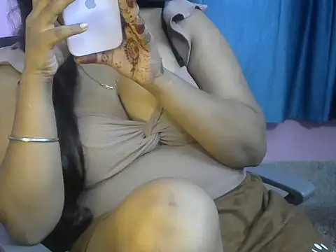 QUEEN-OF-QUEEN live cam on StripChat