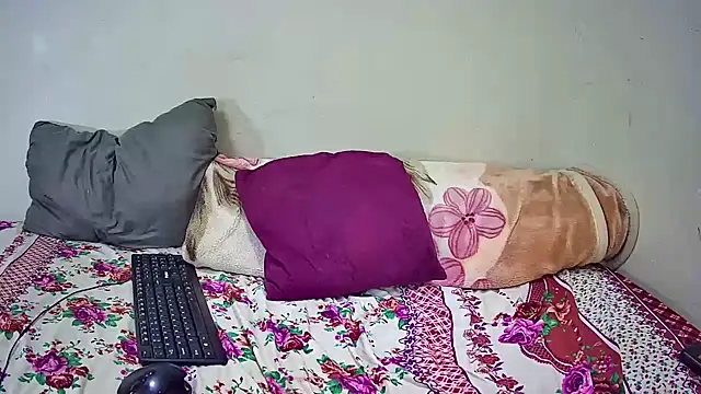SlenderCurvexxx live cam on StripChat