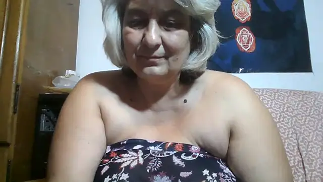ExquisiteMature live cam on StripChat