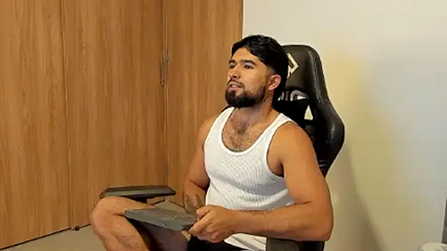 ethaanjones live cam on StripChat