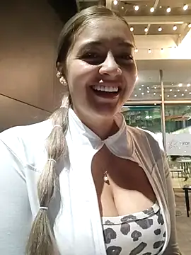 alana_69 (F young) - Take off top + Coat open 120 sec in mall
