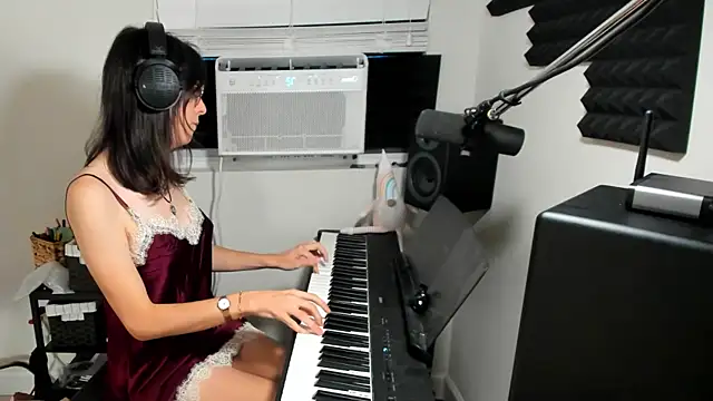 Model: itschloelaurent