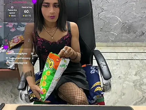 LuvLayla live cam on StripChat