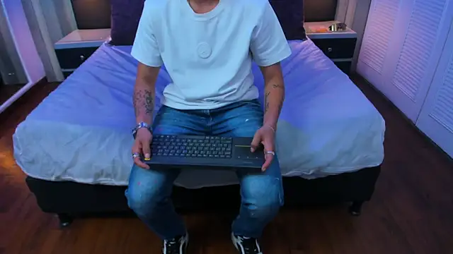 Pixelriott live cam on StripChat