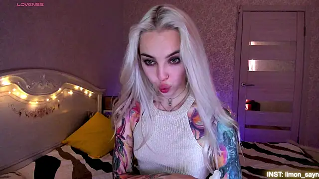 LillyMoure_ webcam