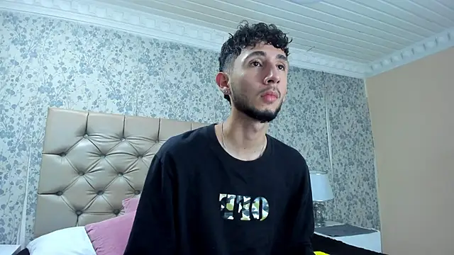 MatteoLaurent live cam on StripChat