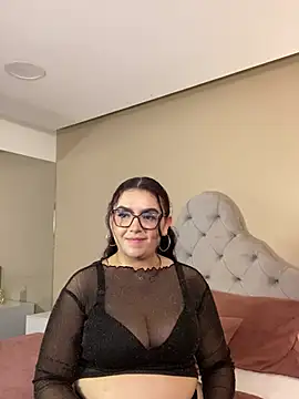 AlmaraRouge live cam on StripChat