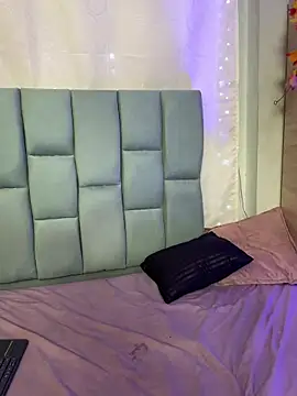 Emilyy05_ live cam on StripChat