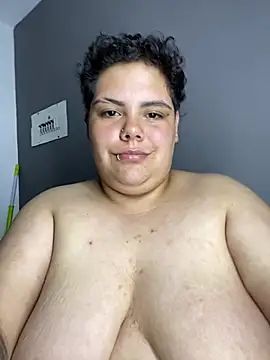 Hailey_Curvy