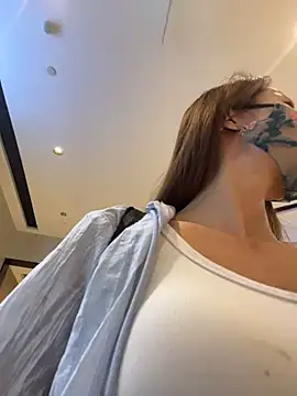 kiss_loo (F milf) - 户外脱裙子三分钟