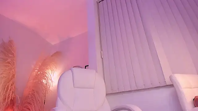 NikaVelvet1 live cam on StripChat