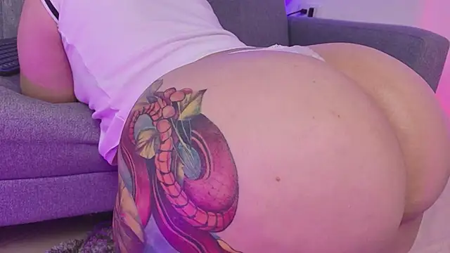 miah_storm live cam on StripChat