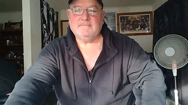 kinkyblueyes69 (M mature) - CLOTHES OFF , NAKED