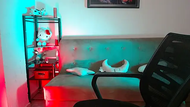 snappy_girl (F young) - ice on boobs🫦