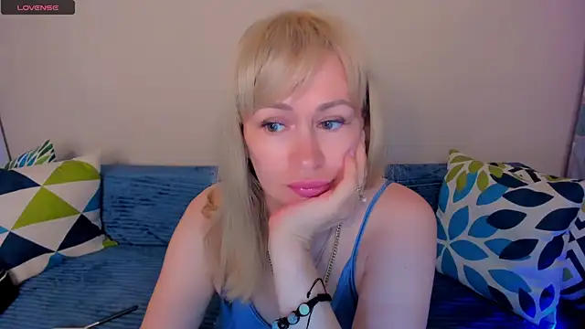 EllenMoore live cam on StripChat