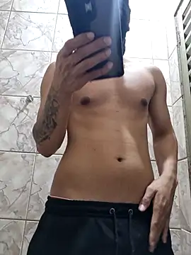 Guigui24677 live cam on StripChat