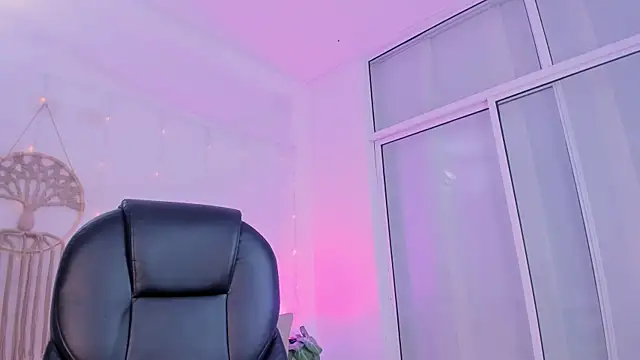 Ginni_charlotte live cam
