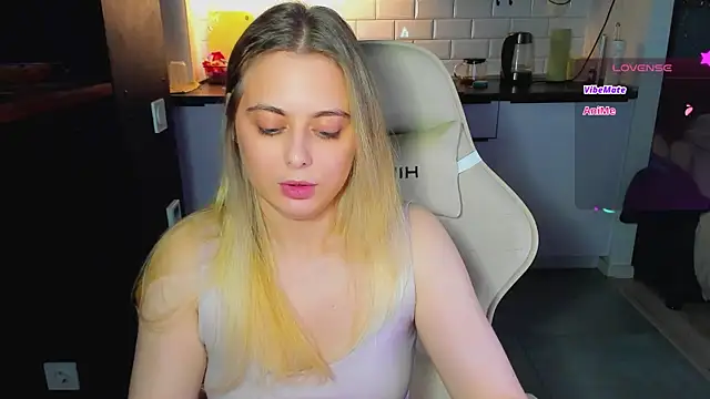 blonde_kellyy live cam on StripChat