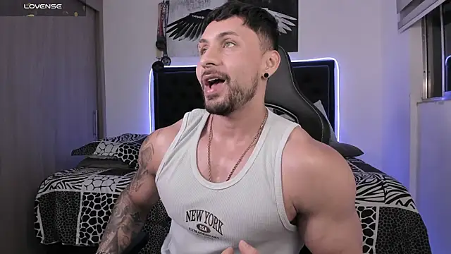 santi_aesthetic live cam on StripChat