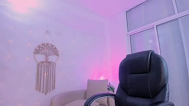 Ginni_charlotte live cam on StripChat