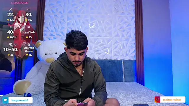 Michael_and_twinkk live cam on StripChat