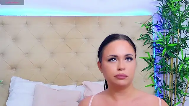 TemptingLuna_ live cam on StripChat