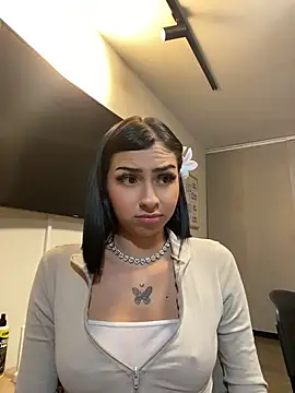 Hilary_pinkk live cam on StripChat