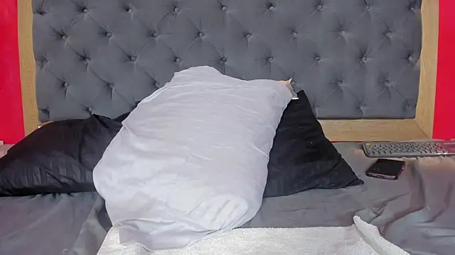 YayaHilton live cam on StripChat