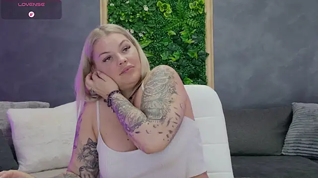 Issa_Jo live cam on StripChat