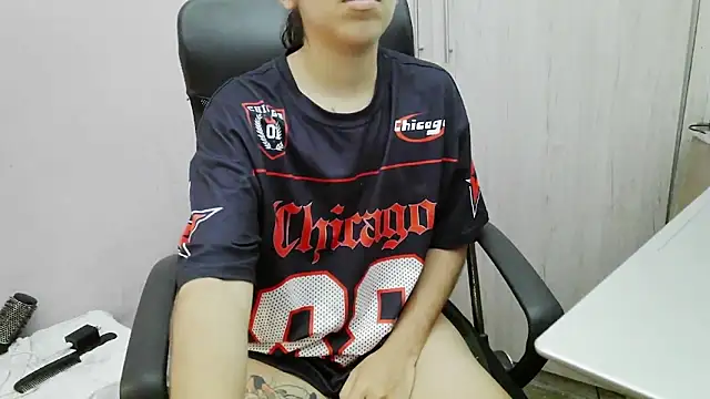 skinnyX333 live cam on StripChat