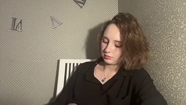 LovieClausing live cam on StripChat